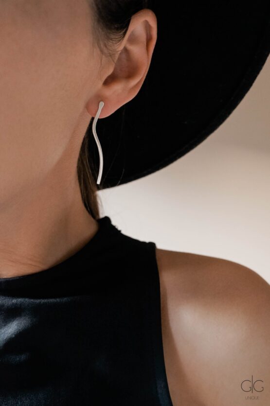 Minimal silver long wavy earrings - GG Unique