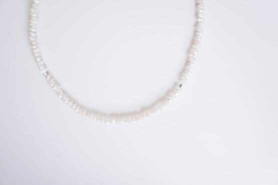 Subtilus perlų vėrinys su sidabrinėmis detalėmis