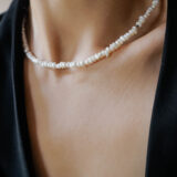 Delicate pearl necklace with silver details