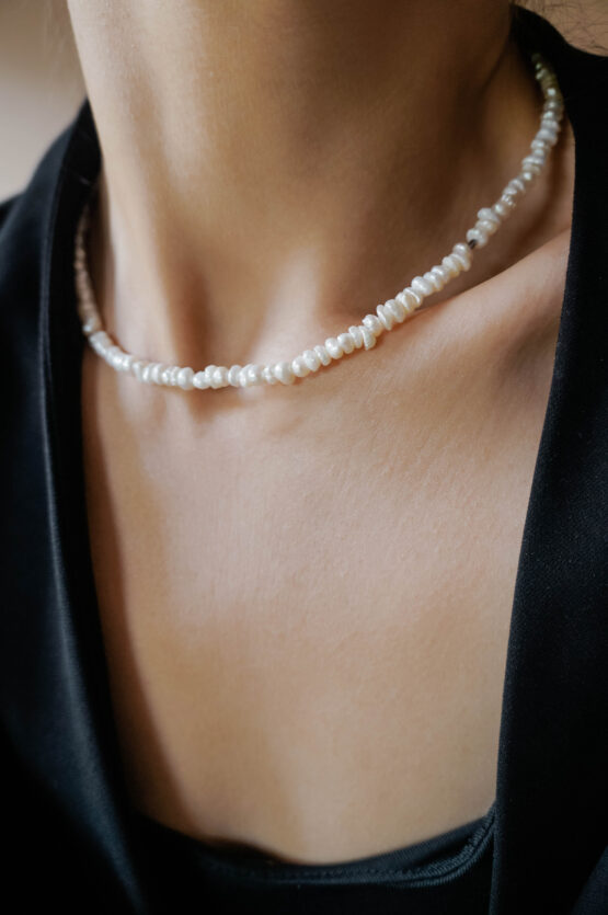Delicate pearl necklace with silver details