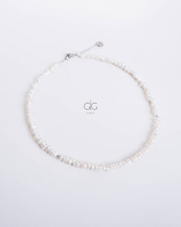 Delicate pearl necklace with silver details