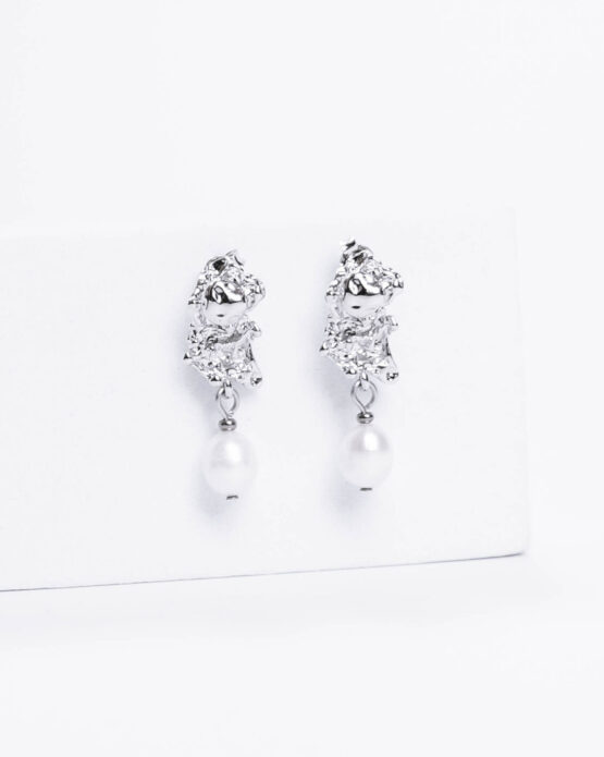 Exclusive silver earrings with mini pearls