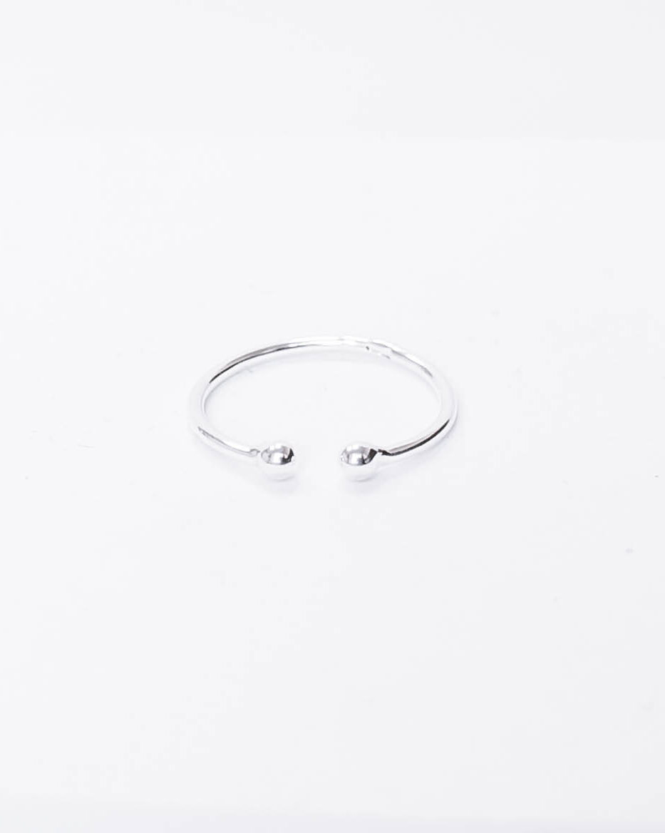 Reguliuojamas sidabrinis žiedas su minimalistiniais burbuliukais