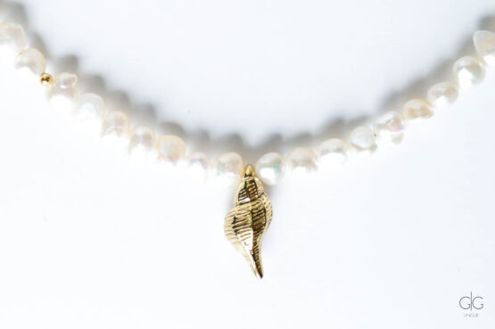 Freshwater pearl necklace with gold shell - GG UNIQUE