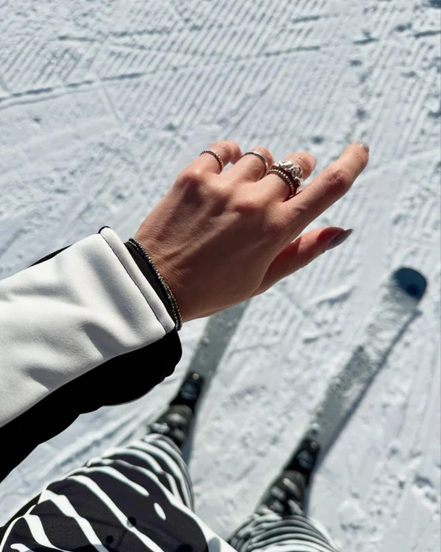 Skiing jewelry💫⛷️🎿Jewelry obsession is a thing. Just can’t ski without🙏#ggunique #skiingjewelry #skiinginstyle #skiinginitaly #skiinginmadonnadicampiglio #madonadecampiglio