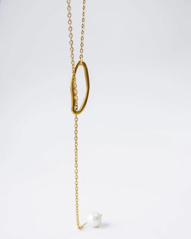 ❤️‍🔥Minimal ✨Crafted with care, the long gold-plated stainless steel chain features a delicate freshwater pearl—an understated statement that enhances any look.
beauty. 🌟#GGUnique #MinimalistJewelry #FreshwaterPearl #GoldJewelry #TimelessElegance #JewelryWithPurpose #LuxuryEveryday #StatementJewelry #GoldPlated #FreshwaterPearls #papuosalaimoterims #stilingipapuosalai #papuosaluparduotuve #minimalistiniaipapuosalai